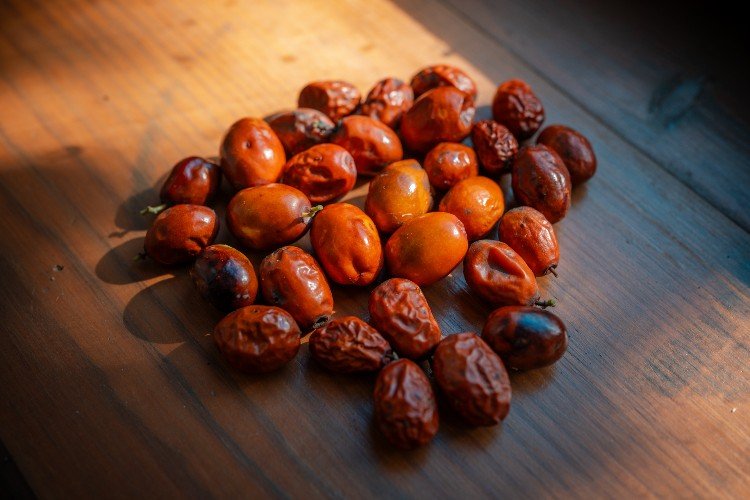 Сушенные унаби лежат на столе