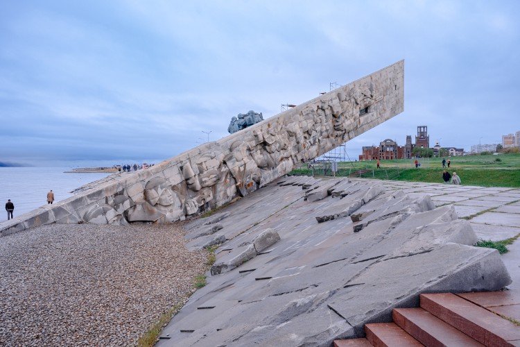 люди гуляют у материала Малая Земля