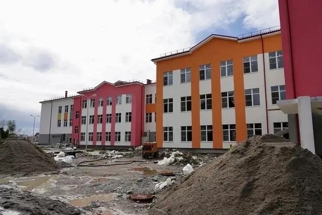 Одну из крупнейших школ Сочи строили с нарушениями. Ответил чиновник мэрии
