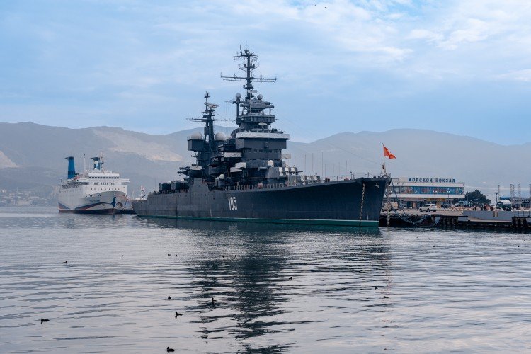 корабль стоит у причала