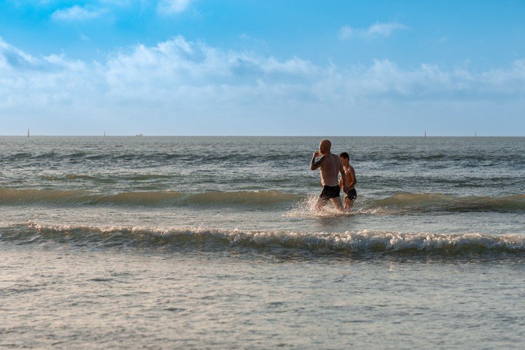 люди купаются в море