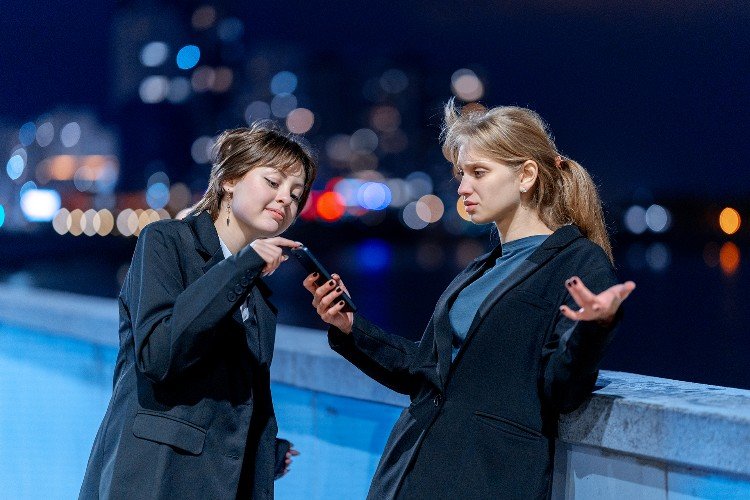 девочки стоят с телефоном