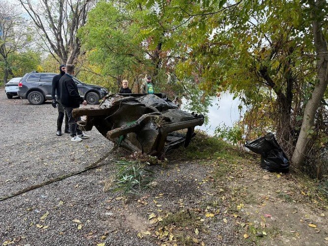 Электросамокат и две машины подняли активисты со дна Покровских озер в Краснодаре