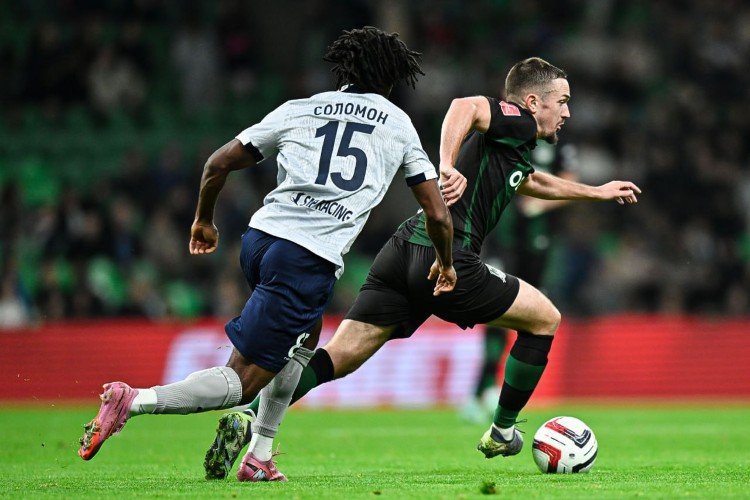 Гаэтан Перрен убегает от Соломона Агбалака