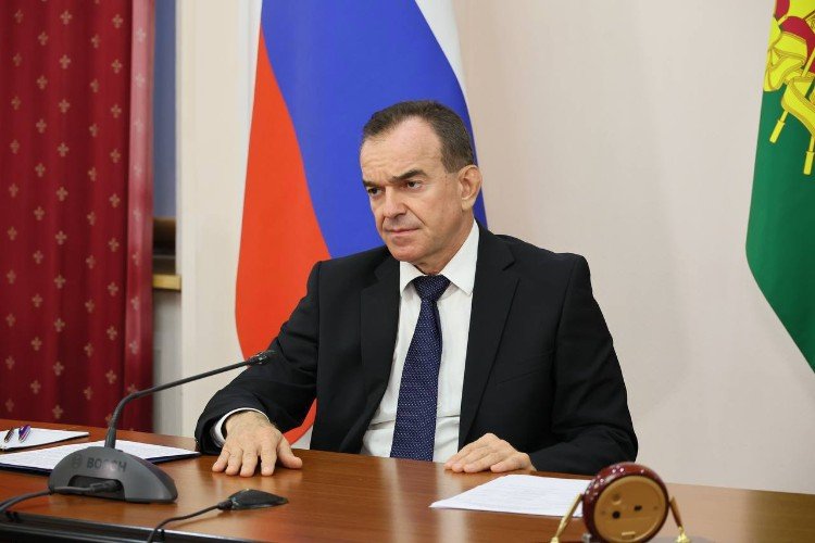 Вениамин Кондратьев сидит за столом