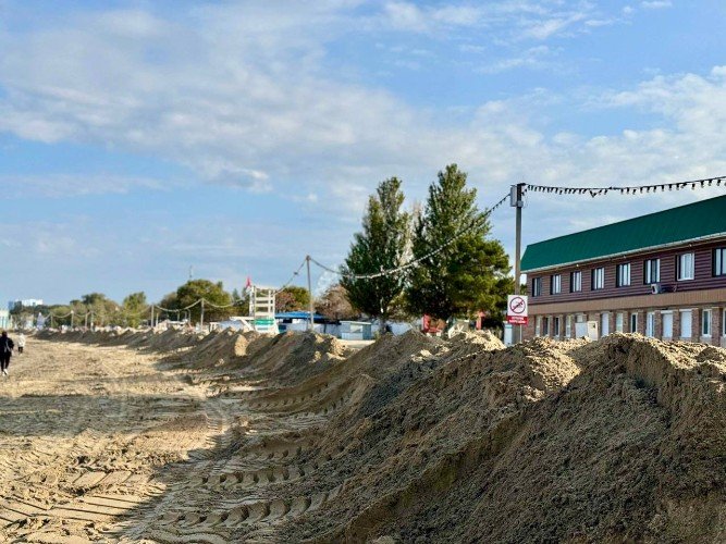Валы из песка на пляже Анапы