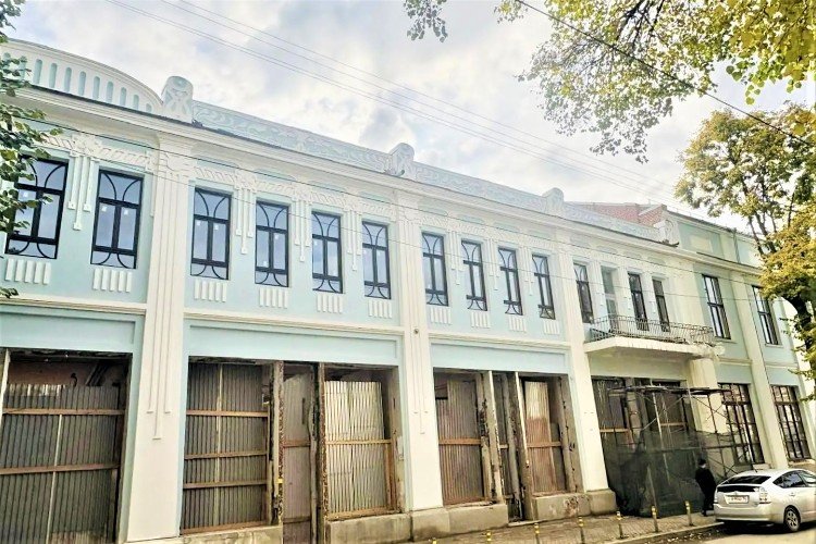 Здание бывшей швейной фабрики в Краснодаре