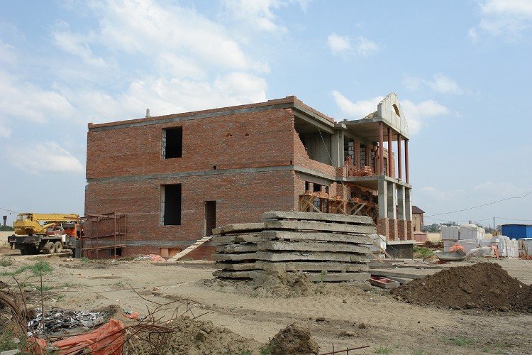 недостроенный дорм стоит на участке