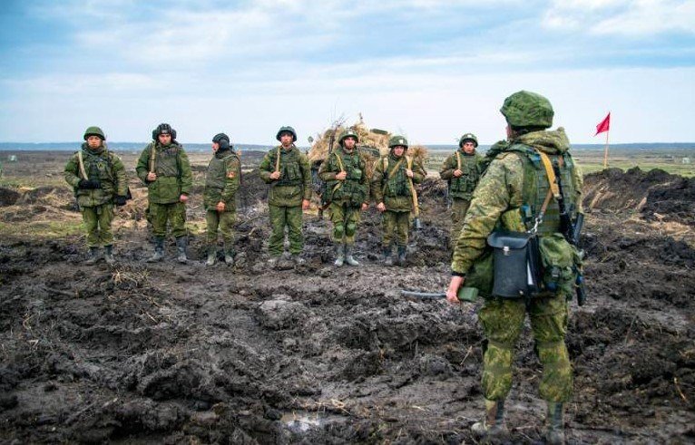 военные стоят на полигоне