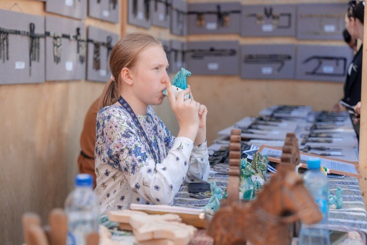 Девушка со свистулькой