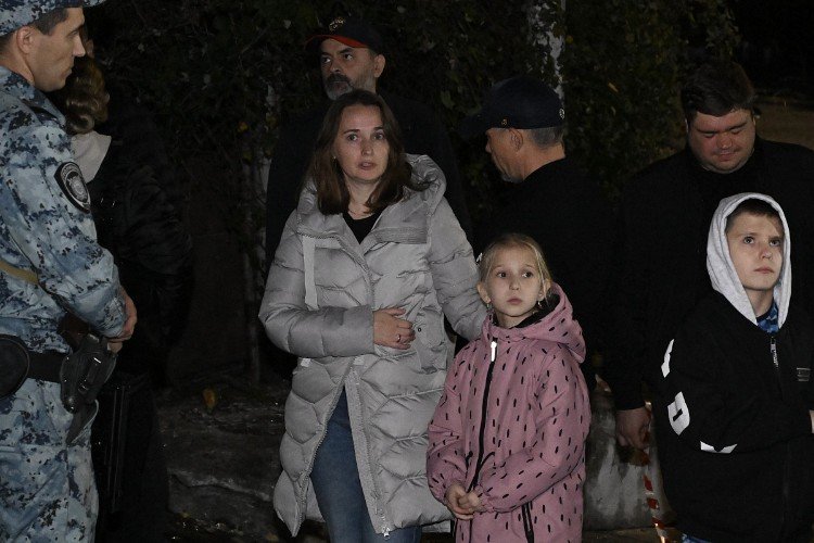 люди стоят на улице