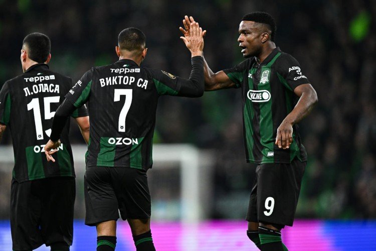 Виктор Са хлопает по руке Джона Кордобы