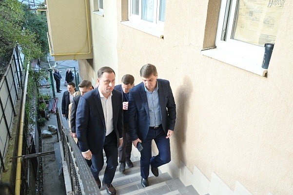 Глава Сочи рядом с домом пострадавшим от хлопка