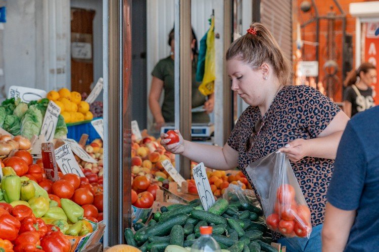 Женщина выбирает продукты