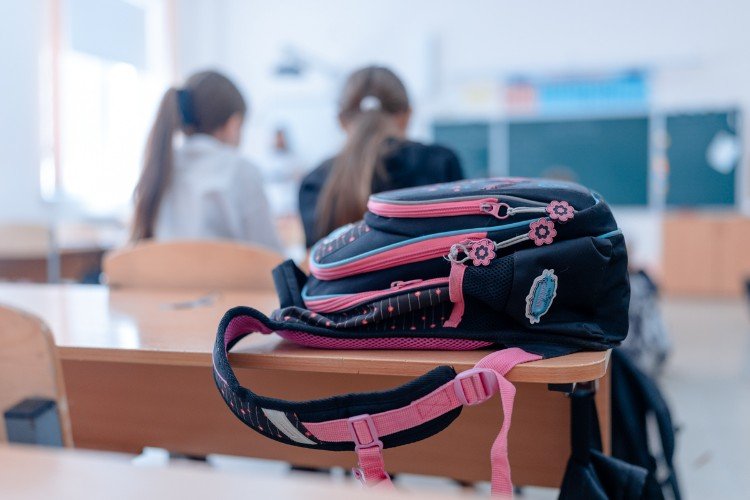 ранец лежит на парте