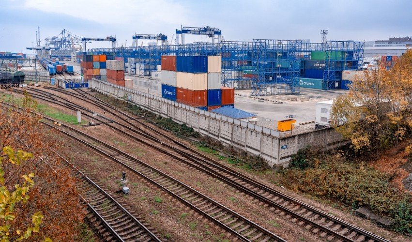 железная дорога идет вдоль промплощадки