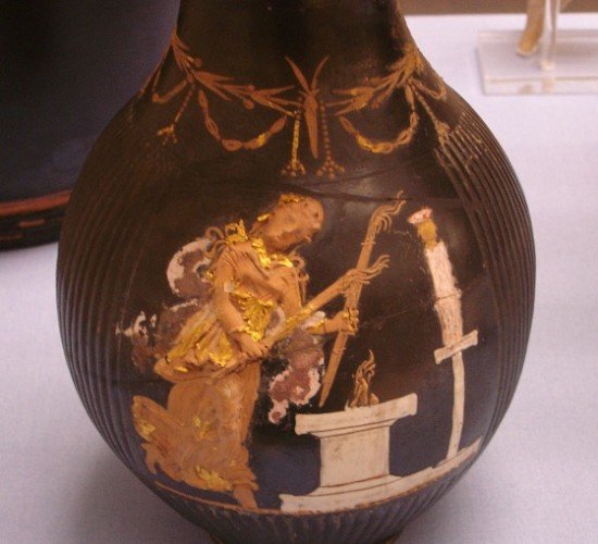 Геката с двумя факелами в руках танцует перед алтарём