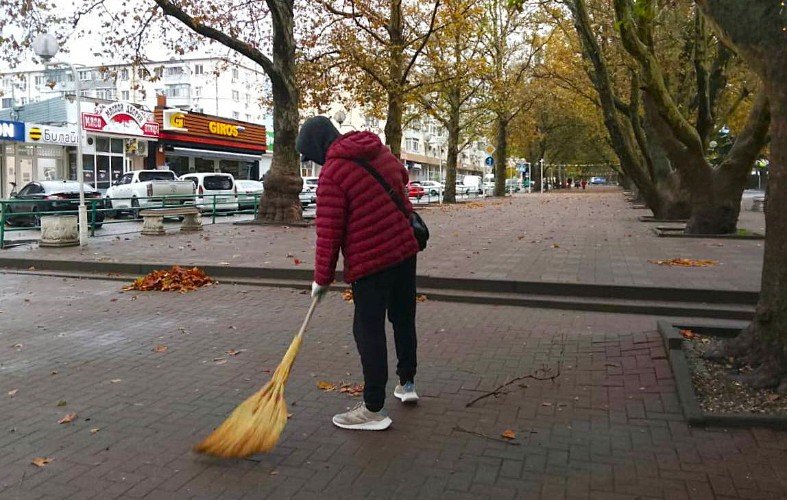 мальчик подметает дорогу