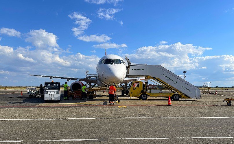 самолет стоит в аэропорту