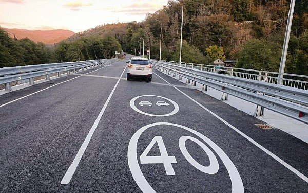 машина едет по мосту