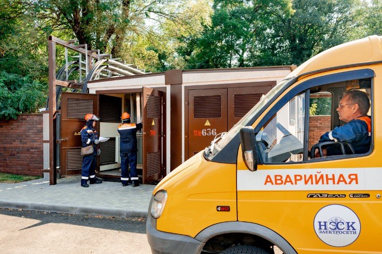 аварийная бригада стоит у трансформатора