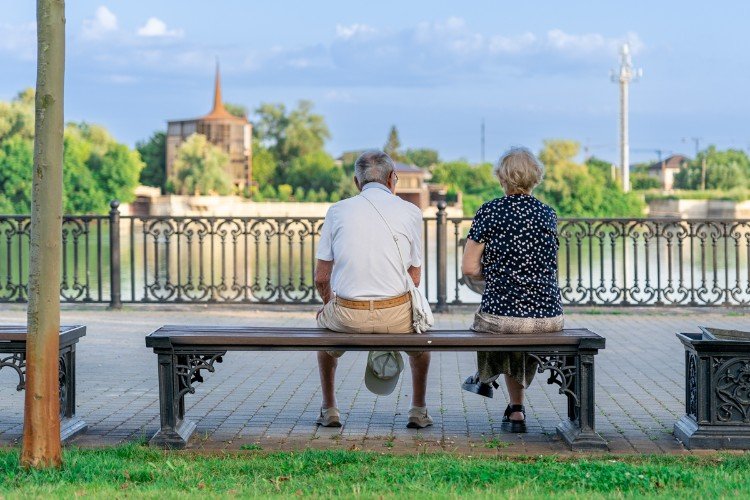 двое сидят на скамейке
