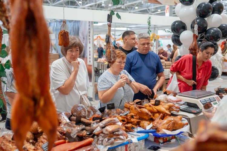 люди стоят у прилавка