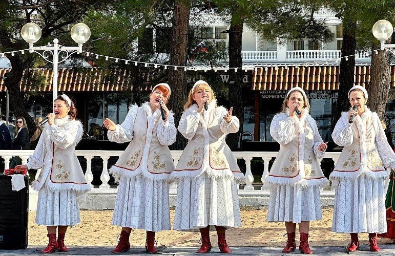 женщины поют на набережной