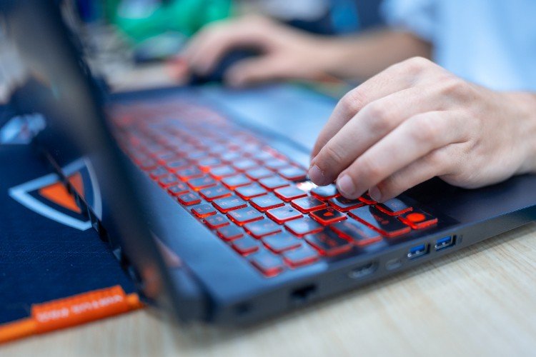 руки лежат на клавиатуре