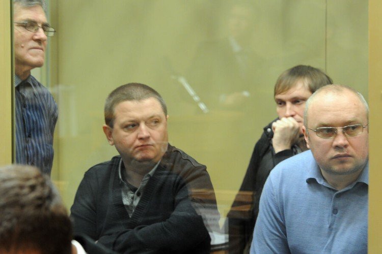 банда Цапка сидит в зале суда