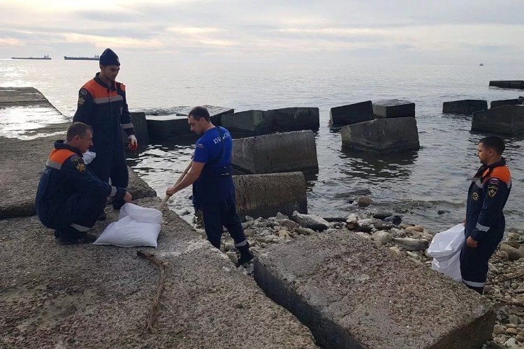 Около 300 метров побережья очистили после атаки БПЛА на Туапсе