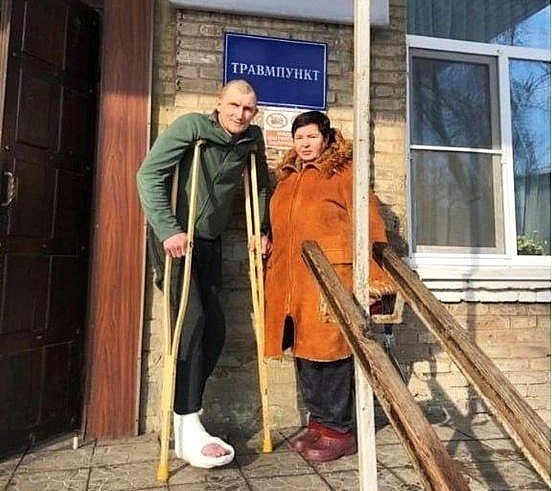 Андрей бык с переломом стоит с женщиной