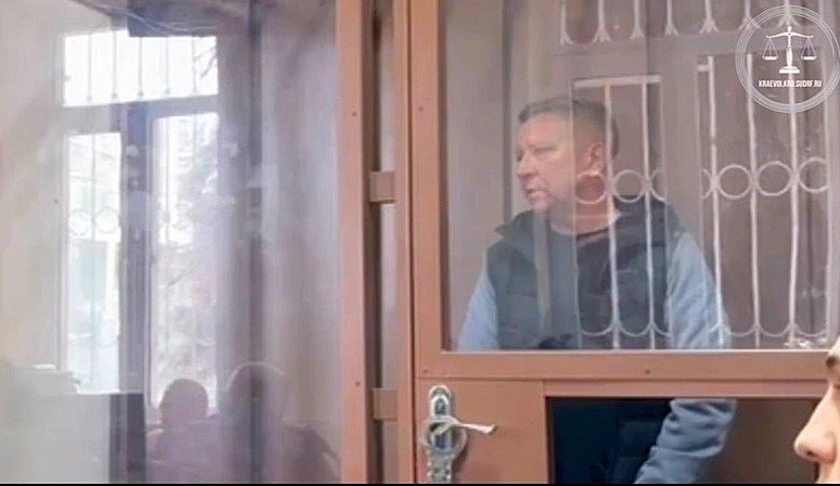 СЕргей Лесь сидит в зале суда