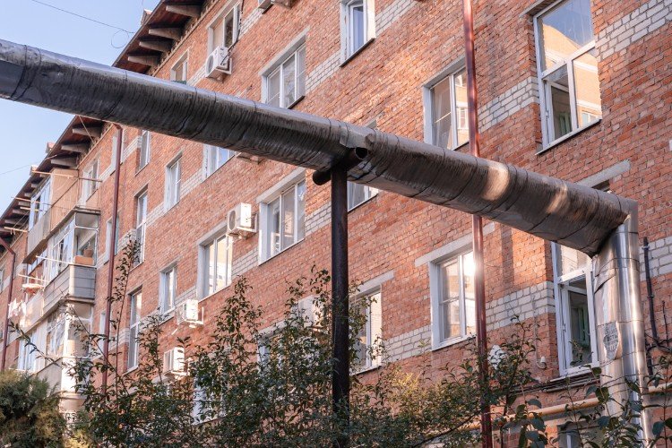 труба идет к дому