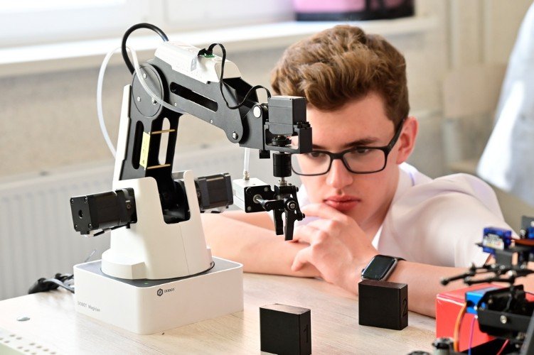 Школьник следит за работой оборудования