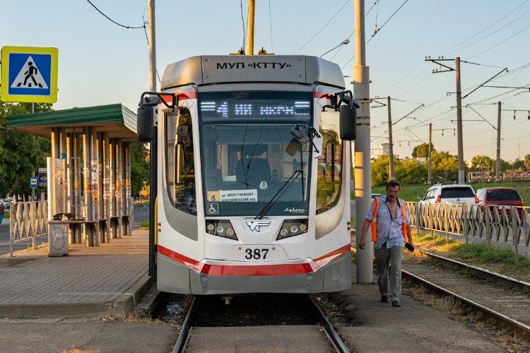 мужчина идет к трамваю