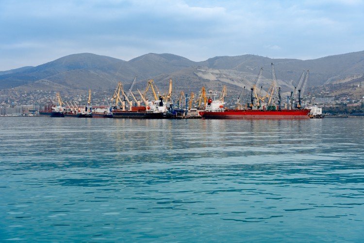 корабли стоят в порту