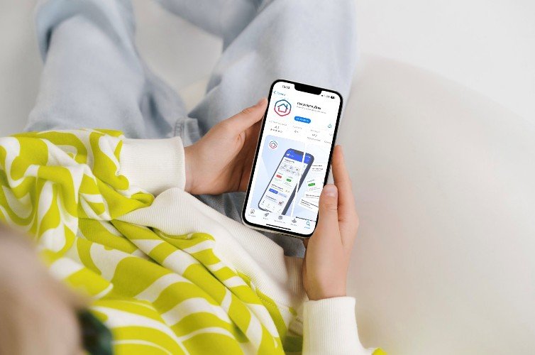 Смотрят на телефон подключенный к Госуслугам