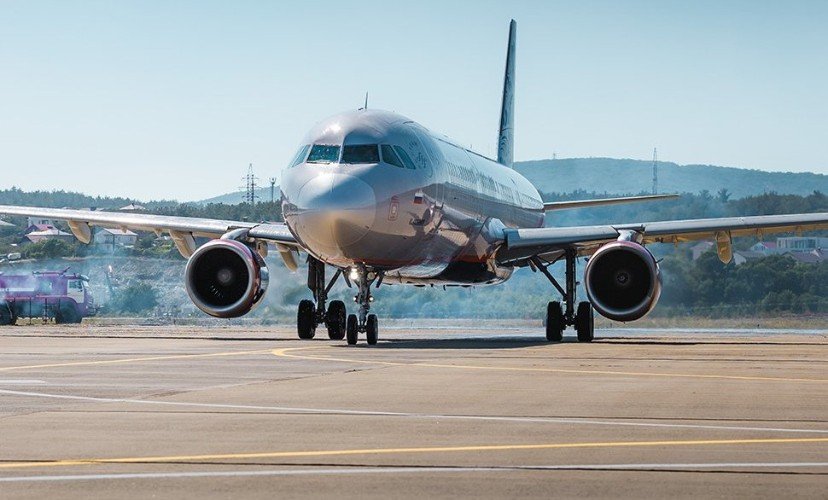 самолет стоит на рулежке