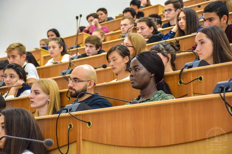 Иностранные студенты первокурсники на встрече с ректором КубГУ