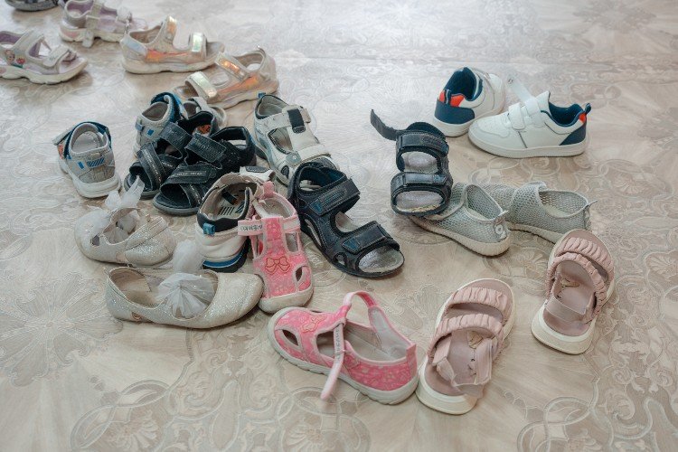 детская обувь лежит на ковре