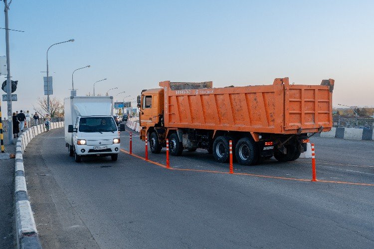 машину едут по мосту