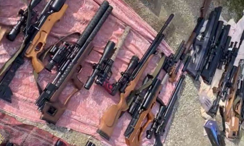 оружие лежит на земле