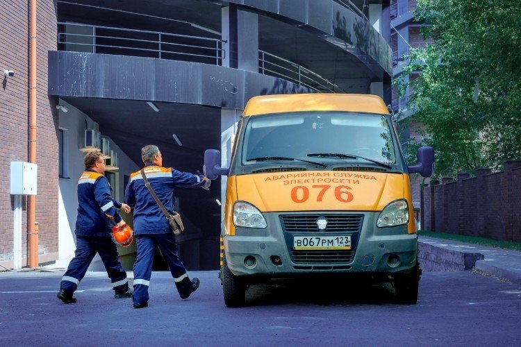 электрики идут к машине