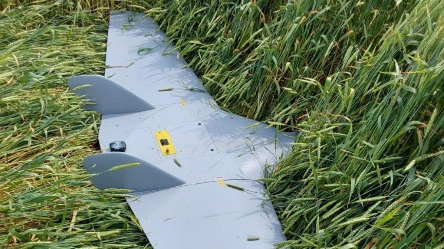 беспилотник лежит в траве