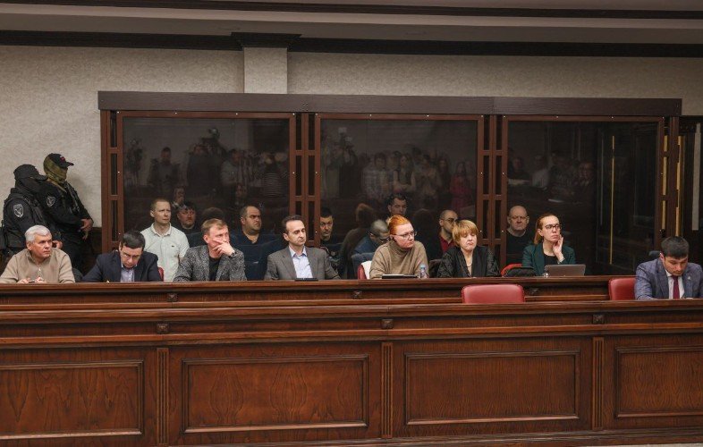 люди сидят в зале суда