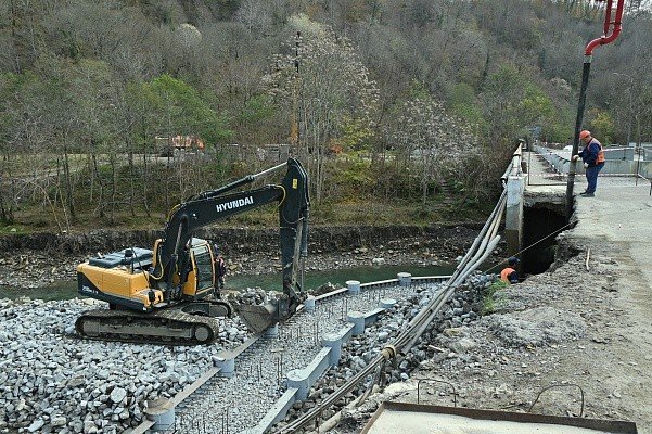 бульдозер работает около моста