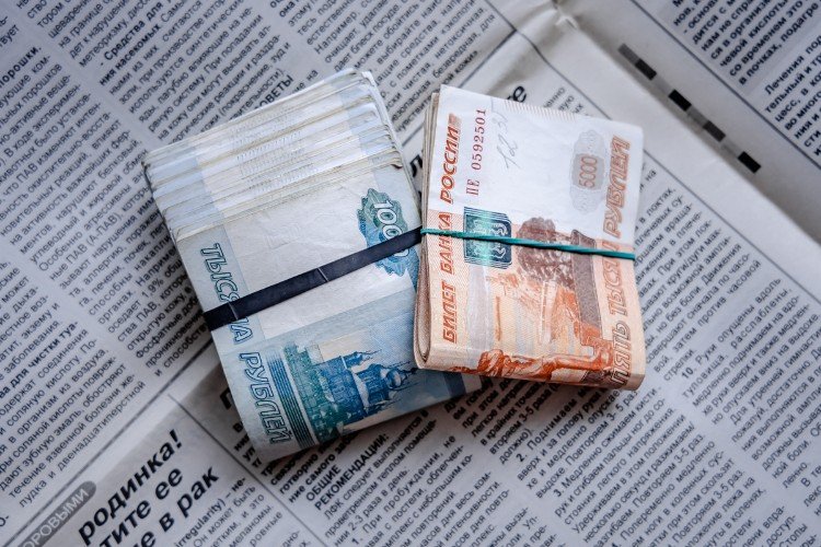 деньги лежат на газете