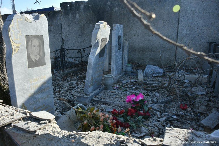 Разрушенные надгробия