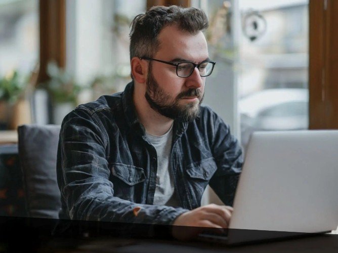 Мужчина пытается открыть собственный бизнес с помощью портала «Госуслуги»